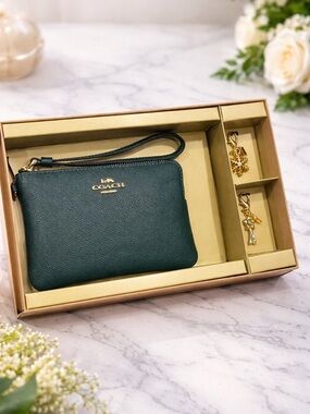 Coach Boxed Corner Zip Wristlet Forest Green Leather W/ 2 Decorative Charms NWT